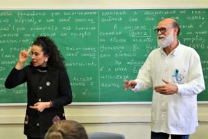Projeto classifica educação bilíngue para surdos como modalidade de ensino