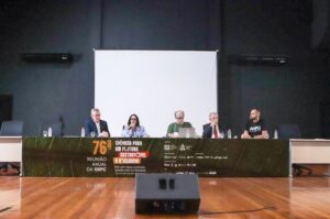CAPES destaca reajuste de bolsas e alcance de meta no PNE